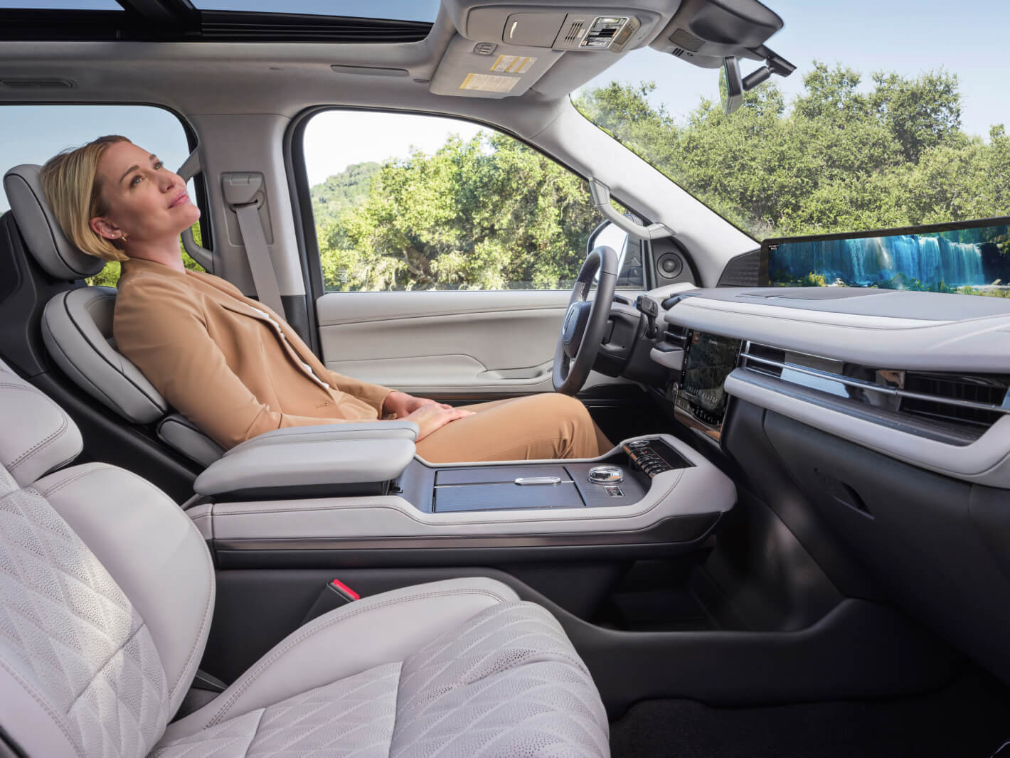 Lincoln Navigator L Leasing vs. Financing