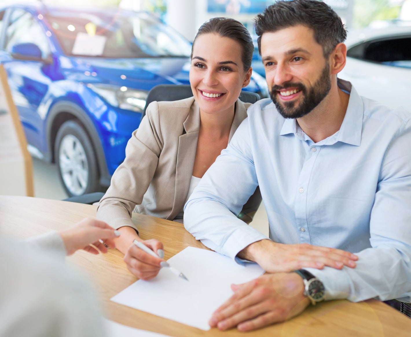Couple speaking with Linoln sales associate